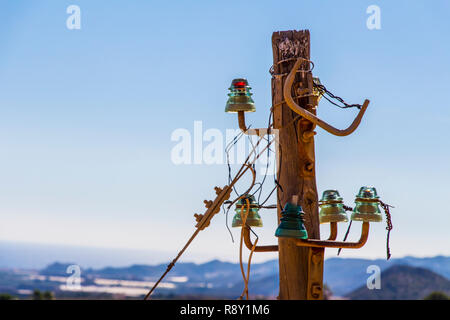 Vecchie linee di potenza su un palo di legno, vintage di linee di alimentazione su un palo di legno, linea di alimentazione colonna, abbandonata la pole, vintage palo di legno Foto Stock