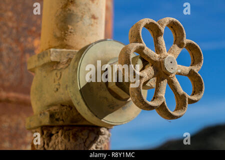 Volantino manuale in una valvola di comando esterna volantino manuale in una valvola di controllo, outdoor, tubo Foto Stock