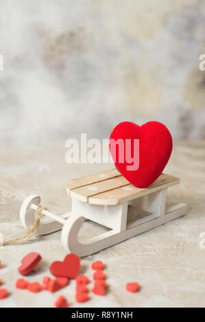 Cuore rosso su una slitta di legno. San Valentino sfondo Foto Stock