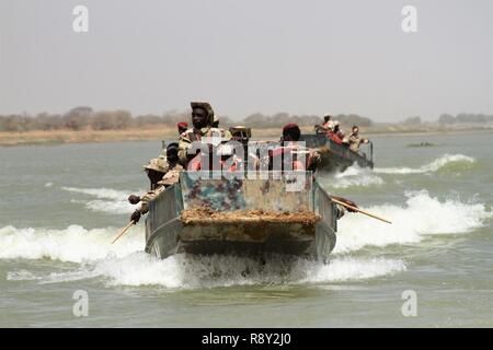 Soldati dell esercito del Ciad per preparare una infiltrazione sulla spiaggia durante la formazione professionale marittima sul fiume Chari a N Djamena, Ciad Mar. 3, 2017 come parte di Flintlock 17. I soldati del Ciad erano la simulazione di armi come questa è la prima fase della loro spiaggia di formazione di infiltrazione. Flintlock è una speciale annuale esercizio di operazioni che coinvolgono più di 20 nazione forze che rafforza la protezione delle istituzioni, promuove la multinazionale per la condivisione di informazioni e sviluppa l'interoperabilità tra nazione partner del Nord e Africa Occidentale. Foto Stock