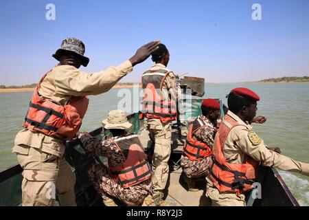 Soldati dell esercito del Ciad per preparare una infiltrazione sulla spiaggia durante la formazione marittima sul fiume Chari a N Djamena, Ciad Mar. 3, 2017 come parte di Flintlock 17. I soldati del Ciad erano la simulazione di armi come questa è la prima fase della loro spiaggia di formazione di infiltrazione. Flintlock è una speciale annuale esercizio di operazioni che coinvolgono più di 20 nazione forze che rafforza la protezione delle istituzioni, promuove la multinazionale per la condivisione di informazioni e sviluppa l'interoperabilità tra nazione partner del Nord e Africa Occidentale. (Esercito Foto Stock