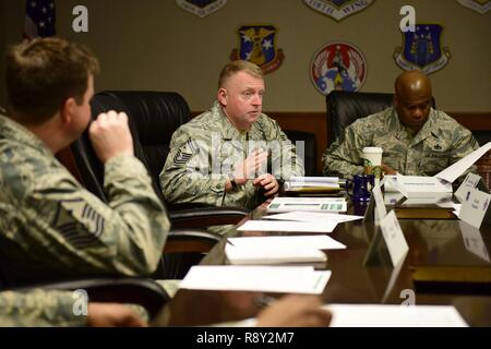 Senior Master Sgt. Mike Parson affronta i membri dell'ala 118a primo Consiglio sergenti presso Berry settore Air National Guard Base in Nashville, Tennessee, il 4 marzo 2017. Il consiglio si riunisce una volta al mese al fine di diffondere informazioni, identificare tendenze e servire come un punto focale per il comando di base Capo Comandante Sergente. Foto Stock