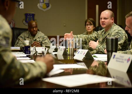 Master Sgt. Michael indirizzi Varley membri dell'ala 118a primo Consiglio sergenti presso Berry settore Air National Guard Base in Nashville, Tennessee, il 4 marzo 2017. Il consiglio si riunisce una volta al mese al fine di diffondere informazioni, identificare tendenze e serve come un punto focale per il comando di base Capo Comandante Sergente. Foto Stock