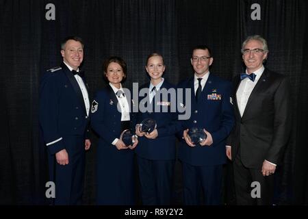 North Dakota Gov. Doug Burgum, estrema destra e Col. Britt Hartley, il 119Wing Commander, estrema sinistra, posano per una foto con da sinistra a destra Master Sgt. Merri Jo 'J' Filloon, il Dakota del Nord Air National Guard senior sottufficiale dell'anno, Airman 1. Classe Ashley Laine, il Dakota del Nord Air National Guard Airman dell'anno, e lo Staff Sgt. Dylan Lorenzen, il Dakota del Nord Air National Guard sottufficiale dell'anno, all'annuale 119ala riconoscimento arruolato banchetto presso l'hotel Hilton Garden Inn, Fargo, N.D., 4 marzo, 2017. Foto Stock