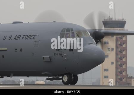 Il Mag. Jesse Klaetsch, 36th Airlift Squadron C-130J pilota, saluta dopo aver toccato in giù a Yokota Air Base, Giappone, 6 marzo 2017. Questo è il primo C-130J per essere assegnato al Pacific Air Forces. Yokota serve come il primario del Pacifico occidentale hub di trasporto aereo per gli Stati Uniti Air Force tempo di pace e le operazioni di emergenza. Le missioni includono Tactical air land, airdrop, Istituto di medicina aeronautica evacuazione, Operazioni speciali e illustre visitatore airlift. Foto Stock