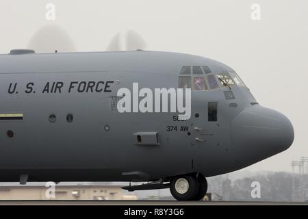 Il Mag. Jesse Klaetsch, 36th Airlift Squadron C-130J pilota, e il tenente Col. Denny Davies, 36th Airlift comandante dello squadrone, salutare dopo aver toccato in giù a Yokota Air Base, Giappone, 6 marzo 2017. Questo è il primo C-130J per essere assegnato al Pacific Air Forces. Yokota serve come il primario del Pacifico occidentale hub di trasporto aereo per gli Stati Uniti Air Force tempo di pace e le operazioni di emergenza. Le missioni includono Tactical air land, airdrop, Istituto di medicina aeronautica evacuazione, Operazioni speciali e illustre visitatore airlift. Foto Stock
