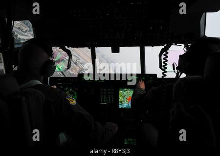 Col. Kenneth Moss, 374 Airlift Wing Commander e il Mag. Jesse Klaetsch, 36th Airlift Squadron C-130J pilota, approccio per un atterraggio a Yokota Air Base, Giappone, 6 marzo 2017. Questo è il primo C-130J per essere assegnato al Pacific Air Forces. Yokota serve come il primario del Pacifico occidentale hub di trasporto aereo per gli Stati Uniti Air Force tempo di pace e le operazioni di emergenza. Le missioni includono Tactical air land, airdrop, Istituto di medicina aeronautica evacuazione, Operazioni speciali e illustre visitatore airlift. Foto Stock