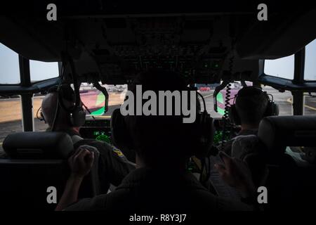 Col. Kenneth Moss, 374 Airlift Wing Commander e il Mag. Jesse Klaetsch, 36th Airlift Squadron C-130J pilota, toccare giù a Yokota Air Base, Giappone, 6 marzo 2017. Questo è il primo C-130J per essere assegnato al Pacific Air Forces. Yokota serve come il primario del Pacifico occidentale hub di trasporto aereo per gli Stati Uniti Air Force tempo di pace e le operazioni di emergenza. Le missioni includono Tactical air land, airdrop, Istituto di medicina aeronautica evacuazione, Operazioni speciali e illustre visitatore airlift. Foto Stock