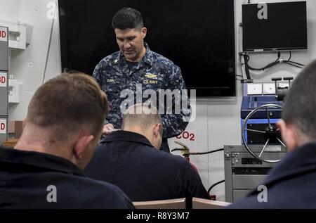 Sul mare del sud della Cina (1 marzo 2017) Lt. La Cmdr. Jeffrey Quinn, Destroyer Squadron (DESRON) 1 cappellano, conduce un mercoledì delle ceneri il servizio a bordo Arleigh Burke-class guidato-missile destroyer USS Wayne E. Meyer (DDG 108). Wayne E. Meyer è su un regolarmente programmati Pacifico occidentale di implementazione con la Carl Vinson Carrier Strike gruppo come parte dell'U.S. Flotta del pacifico-led iniziativa di estendere il comando e le funzioni di controllo di Stati Uniti 3a flotta nell'Indo-Asia-regione del Pacifico. Stati Uniti Navy portaerei strike gruppi hanno pattugliato il Indo-Asia-Pacifico regolarmente e sistematicamente per più di 70 anni. Foto Stock