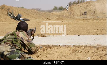 Un servizio Nigerien stati incendi la sua arma durante la precisione di tiro la formazione come una parte di Flintlock 2017 in Diffa, Niger, Marzo 1, 2017. Flintlock è un forze per le operazioni speciali esercizio orientate verso la creazione di interoperabilità fra africano e i paesi occidentali. Foto Stock