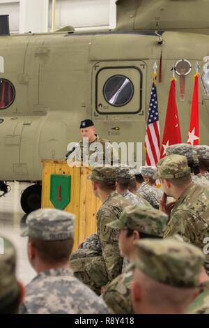 Lt. Col. Aaron M. McPeake, comandante della Aviazione 601st battaglione di supporto, 1a combattere la Brigata Aerea, 1a divisione di fanteria, si rivolge a un pubblico dopo la ricezione del Lt. Gen. Ellis D. Parker Award per il miglior servizio di combattimento del battaglione supporto Feb. 28 sul campo di aviazione Marshall. Il premio di Parker, un multi-componente Dipartimento dell'esercito di livello, premio riconosce l'eccellenza al livello di battaglione nel combattimento principale forza aerea. (Sgt. Takita Lawery, XIX Affari pubblici distacco) Foto Stock