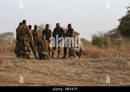 Belga le operazioni speciali di soldati recensione piccola unità tattiche tattiche con soldati Nigerien durante l'esercizio Flintlock 2017 in Diffa, Niger, 3 marzo 2017. Niger è stato uno dei sette nazioni per ospitare Flintlock 2017. Foto Stock