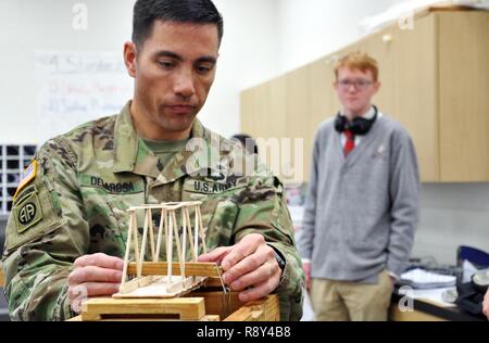 Walla Walla Valley Academy di alta scuola gli studenti guarda come Lt. Col. Damon Delarosa, comandante del Walla Walla DISTRETTO DI STATI UNITI Esercito di ingegneri, prove gli studenti' stuzzicadenti e ghiaccioli stick ponti. Il Walla Walla distretto ha sponsorizzato la "costruire ponti verso il nostro futuro ingegnere" settimana ingegneria e design competition e Corps dipendenti si è offerta volontariamente al Walla Walla Valley Academy High School, Walla Walla Washington. Foto Stock