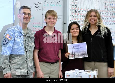 Il cap. Brent Vance, questo anni' coordinatore dello stelo per il Walla Walla DISTRETTO DI STATI UNITI Esercito di ingegneri, presenta awards a Walla Walla Valley Academy di alta scuola gli studenti Jia Willard, Brandin Grabner e Tabitha Jenkins per loro uno stuzzicadenti e ghiaccioli stick ponti. Il Walla Walla distretto ha sponsorizzato la "costruire ponti verso il nostro futuro ingegnere" settimana ingegneria e design competition e Corps dipendenti si è offerta volontariamente al Walla Walla Valley Academy High School, Walla Walla Washington. Foto Stock