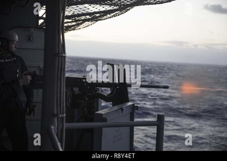 Oceano atlantico (Mar. 6, 2017) marinai a bordo dell'assalto anfibio nave USS Bataan (LHD 5) fuoco a 50 caliber machine gun off il lato a tribordo. Bataan è distribuito come supporto di le operazioni di sicurezza marittima e di teatro di sicurezza gli sforzi di cooperazione in Europa e il Medio Oriente. Foto Stock