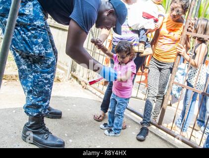 TRUJILLO, Honduras (feb. 24, 2017) - Ospedale Corpsman 2a classe Terance Davis, nativo di scriccioli, Ga., assegnato all'Ospedale Navale di Jacksonville, Florida, luoghi di una banda di registrazione su una nazione ospitante il paziente continua a promettere 2017's (CP-17) sito medico a sostegno di CP-17's visita a Trujillo, Honduras. CP-17 è un U.S. Comando sud-sponsorizzato e U.S. Forze Navali Comando meridionale/STATI UNITI 4a flotta-condotto di distribuzione condotta civile-militare comprendente le operazioni di assistenza umanitaria, impegni di formazione e medico, dentista e supporto di veterinari in uno sforzo per mostrare il supporto degli Stati Uniti e co Foto Stock