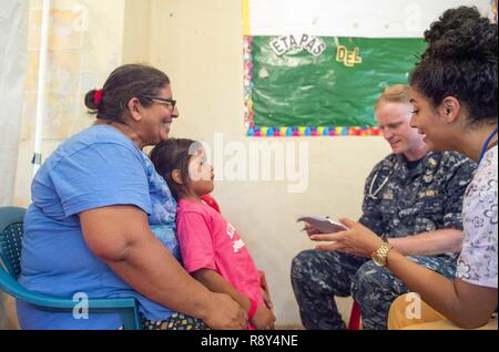 TRUJILLO, Honduras (feb. 24, 2017) - Lt. La Cmdr. Andrew Smith di Fort Wayne, Ind. attaccato all'Ospedale Navale di Jacksonville, Florida, conduce a pediatrici check-up con l aiuto di una nazione ospite volontario a continuare promessa 2017's (CP-17) sito medico a sostegno di CP-17's visita a Trujillo, Honduras. CP-17 è un U.S. Comando sud-sponsorizzato e U.S. Forze Navali Comando meridionale/STATI UNITI 4a flotta-condotto di distribuzione condotta civile-militare comprendente le operazioni di assistenza umanitaria, impegni di formazione e medico, dentista e supporto di veterinari in uno sforzo per mostrare il supporto degli Stati Uniti e di commit Foto Stock