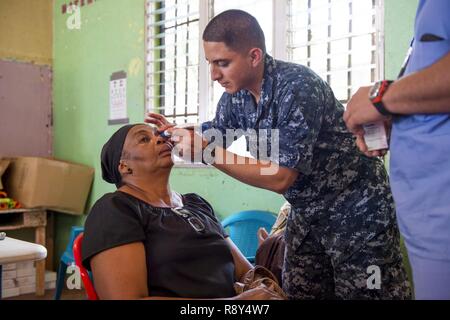 TRUJILLO, Honduras (feb. 24, 2017) - Ospedale Corpsman 3rd Class Angel Martinez, nativo di Stockton, California, attaccato all'ospedale navale Pensacola Fla., esegue un esame degli occhi su una nazione ospite paziente presso la continua promessa 2017 (CP-17) sito medico a sostegno di CP-17's visita a Trujillo, Honduras. CP-17 è un U.S. Comando sud-sponsorizzato e U.S. Forze Navali Comando meridionale/STATI UNITI 4a flotta-condotto di distribuzione condotta civile-militare comprendente le operazioni di assistenza umanitaria, impegni di formazione e medico, dentista e supporto di veterinari in uno sforzo per mostrare il supporto DEGLI STATI UNITI Foto Stock