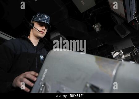 Oceano atlantico (Mar. 5, 2017) Operazioni Specialist Austin Caudill tracce contatti di superficie permanente, mentre guarda sul ponte a bordo dell'assalto anfibio nave USS Bataan (LHD 5). Il Bataan è distribuito come supporto di le operazioni di sicurezza marittima e di teatro di sicurezza gli sforzi di cooperazione in Europa e il Medio Oriente. Foto Stock