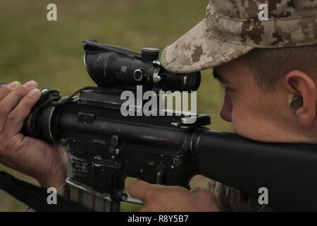 Stati Uniti Marine Corps rct. Derek Baker con plotone 2025, 2° Battaglione, reclutare reggimento di formazione e attrazioni in presso il poligono di tiro sul Marine Corps reclutare Depot, Parris Island, S.C., 6 marzo 2017. Qualifica con la M16-A4 service fucile reclute insegna a comprendere il sistema di armi al fine di mantenere con il concetto di 'Ogni Marine un fuciliere.". Foto Stock