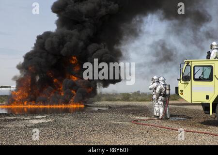 Aeromobile di salvataggio e di lotta antincendio Marines con sede e Sede Squadron (HHS) e Marine supporto parafango Squadron (MWSS) 473 condurre una combustione controllata esercitare all'ARFF fossa di formazione al Marine Corps Air Station Miramar, California, 4 marzo. Marines con ARFF sono responsabili per eventuali incendi o materiale pericoloso incidente che coinvolge un aeromobile. Foto Stock