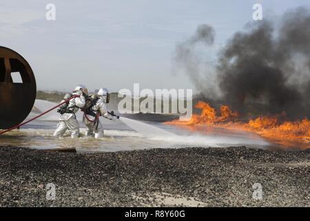 Aeromobile di salvataggio e di lotta antincendio Marines con sede e Sede Squadron (HHS) e Marine supporto parafango Squadron (MWSS) 473 la lotta contro un incendio del carburante durante una combustione controllata esercitare all'ARFF fossa di formazione al Marine Corps Air Station Miramar, California, 4 marzo. Marines con ARFF sono responsabili per eventuali incendi o materiale pericoloso incidente che coinvolge un aeromobile. Foto Stock