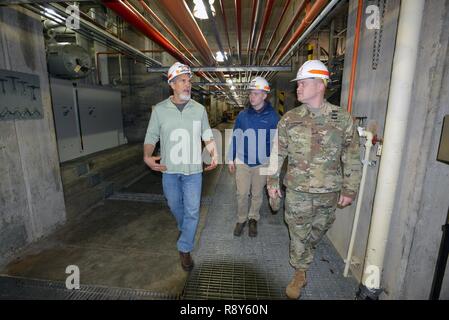 Giuseppe Conatser, sovrintendente presso la Old Hickory Power Plant (sinistra) parla con Charles nisseno un secondo studente da Montgomery Bell Academy (centro) e il Mag. Christopher Burkhart, Distretto di Nashville vice comandante durante un tour della Old Hickory power plant 3 marzo 2017. Nissen, un secondo studente da Montgomery Bell Academy ha trascorso la giornata shadowing U. S. Esercito di ingegneri del distretto di Nashville ingegneri. Foto Stock