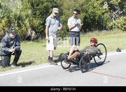 TAMPA, FLA. (03 marzo 2017) DEGLI STATI UNITI Esercito il sergente di prima classe Alba Paige, con il 3° Gli affari civili battaglione di Fort Bragg, N.C., cavalca un recumbent bike durante una gara con gli Stati Uniti Il Comando Operazioni Speciali 2017 del DOD Warrior giochi terrà a Fort De Soto, Fla., Marzo 03, 2017. Paige è uno dei più di 60 atleti provenienti da tutta USSOCOM che sono venuti insieme per competere nel corso del USSOCOMS 2017 DOD Giochi guerriero neofiti tenutosi a MacDill Air Force Base Fla., 28 Febbraio - 03 Marzo, 2017. Il guerriero USSOCOM Care Program (cura) di coalizione militare sport adattativo assiste sia nel fisico e mentale di processo per impr Foto Stock