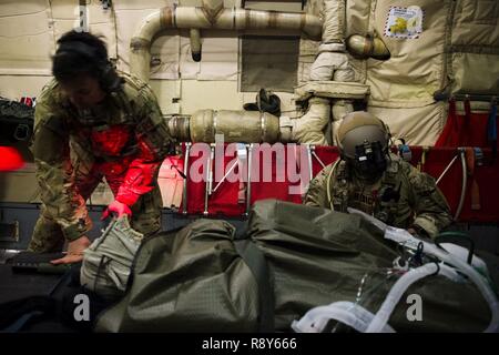 Stati Uniti Air Force aviatori assegnata al 1° Special Operations Support Squadron condotta in volo di formazione medica durante il guerriero di smeraldo 17 a gamma Eglin Fla., Marzo 6, 2017. Il Guerriero di smeraldo è un U.S. Il Comando Operazioni Speciali esercizio durante il quale comune di forze per le operazioni speciali treno per rispondere alle varie minacce in tutto lo spettro di un conflitto. Foto Stock