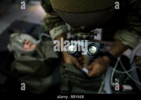 Un U.S. Air Force Airman assegnata al 1° Special Operations Support Squadron conduce in volo di formazione medica durante il guerriero di smeraldo 17 a gamma Eglin Fla., Marzo 6, 2017. Il Guerriero di smeraldo è un U.S. Il Comando Operazioni Speciali esercizio durante il quale comune di forze per le operazioni speciali treno per rispondere alle varie minacce in tutto lo spettro di un conflitto. Foto Stock