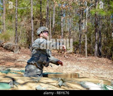 CPL Carlo visivamente DelDonno segue il percorso di un manichino hand grenade gettata su di una granata corso di qualificazione durante il livello di divisione esercito guerriero migliore concorrenza svoltasi a Fort Benning, Georgia tra 1-5 marzo 2017. Foto Stock