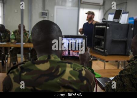 Stati Uniti Soldato dell'esercito consiglia la missione dell Unione Africana in Somalia (AMISOM) e Somali Esercito Nazionale (SNA) personale su Radio in una scatola di operazioni durante la pubblica informazione ufficiali (PIO) workshop a Mogadiscio, Somalia, 3 marzo 2017. Membri dell AMISOM e settore SNA Pio ha ricevuto i social media, Affari pubblici operazioni e una comunicazione efficace di formazione presso il Comune di addestramento militare il Centro durante i tre giorni di seminario PIO. Le informazioni di funzionamento del workshop di formazione è stata facilitata dall'AMISOM come parte di continuare gli sforzi per contrastare e neutralizzare gli estremisti violenti in Somalia e la regione. Foto Stock