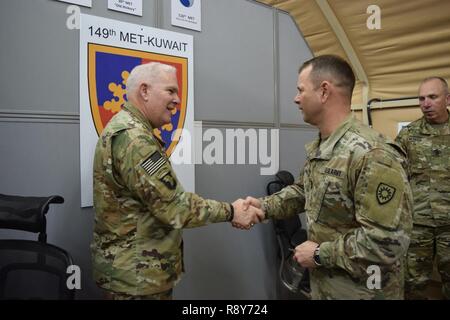 Il comando Sgt. Il Mag. Jesse garrese, destra presenta il Brig. Gen. Benjamin Adams III, Kentucky il Direttore del Personale misto, con la 149impegno militare Team coin Mar. 3 come un segno di apprezzamento. Egli ha inoltre presentato una moneta al comando di stato Sgt. Il Mag. David Munden. Foto Stock