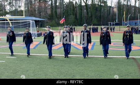 Disarmati squadra femminile marzo insieme durante un JROTC trapano annuale cerimonia e concorrenza, Feb. 25, ad Atlanta, Georgia. Foto Stock