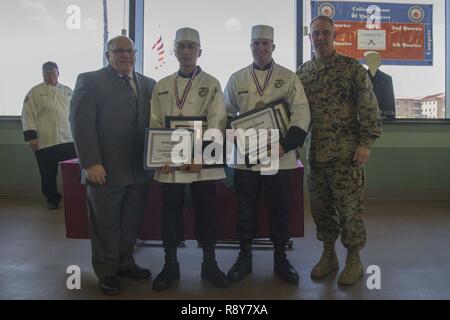 Il sig. Allen Berue, district manager, Sodexo Camp Pendleton, estrema sinistra, U.S. Marine Corps Lance Cpl. Gavinn Castillo, centro sinistra, Lance Cpl. Cash Berry, centro destra, Food Service Specialist, 1° Divisione Marine, e Briga. Gen. Kevin J. Killea, comandante generale, Marine Corps Impianti West, Marine Corps base Camp Pendleton, estrema destra, posano per una foto durante la cerimonia di premiazione della squadra culinaria del quarto concorso al 41 area sala mensa su Camp Pendleton, California, 8 marzo 2017. Foto Stock