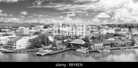 St Johns, Antigua - Marzo 05, 2016: Città e porto marittimo su nuvoloso cielo blu. Vacanze estive sull isola tropicale. Viaggiare e wanderlust. Foto Stock