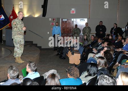 Gen. Gus Perna, Comandante generale degli Stati Uniti Army Materiel Command, indirizzi voce manager da TACOM la gestione del ciclo di vita del comando di Supporto Logistico Integrato Centro durante un municipio incontro Marzo 7, 2017 a Detroit Arsenal. Foto Stock