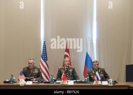 Marine Corps gen. Giuseppe Dunford Jr., destra, presidente del Comune di capi di Stato Maggiore, parla con Gen. Hulusi Akar dell'esercito turco, centro e gen. Valery Gerasimov dell'esercito russo in Antalya, Turchia, 6 marzo 2017. I tre capi di stato maggiore della difesa stanno discutendo le loro nazioni" operazioni nella Siria settentrionale. (Dipartimento della Difesa Foto Stock