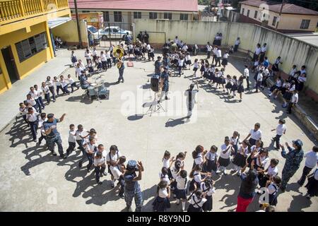 TRUJILLO, Honduras (feb. 27, 2017) membri dell'U.S. Le forze della flotta (USFF) Band, Norfolk, Virginia, eseguire per honduregni a scuola i bambini durante la continua promessa 2017 (CP-17) in Trujillo, Honduras. CP-17 è un U.S. Comando sud-sponsorizzato e U.S. Forze Navali Comando meridionale/STATI UNITI 4a flotta-condotto di distribuzione condotta civile-militare comprendente le operazioni di assistenza umanitaria, impegni di formazione e medico, dentista e assistenza veterinaria per l'America centrale e del Sud. Foto Stock