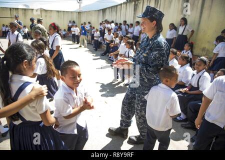 TRUJILLO, Honduras (feb. 27, 2017) Jennifer Wallinger un dietista assegnato all'Ospedale Navale di Jacksonville, Florida, danze con honduregni a scuola i bambini durante la continua promessa 2017 (CP-17) in Trujillo, Honduras. CP-17 è un U.S. Comando sud-sponsorizzato e U.S. Forze Navali Comando meridionale/STATI UNITI 4a flotta-condotto di distribuzione condotta civile-militare comprendente le operazioni di assistenza umanitaria, impegni di formazione e medico, dentista e assistenza veterinaria per l'America centrale e del Sud. Foto Stock