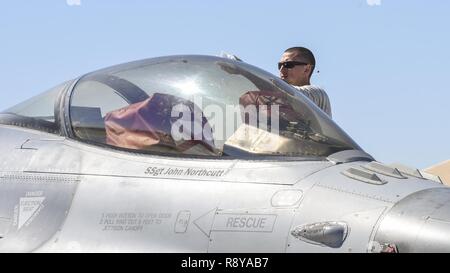 Stati Uniti Air Force Staff Sgt. J.P. Northcutt, capo equipaggio, 187th Manutenzione aeromobili squadrone, Montgomery Regional Air National Guard Base, Ala, pulisce la tettoia di U.S. Air Force F-16 Fighting Falcon prima del decollo il 7 marzo 2017, durante la bandiera rossa 17-2 presso la Base Aerea Militare di Nellis Nev. Northcutt è stato un capo equipaggio con il 187th AMXS per sette anni. Foto Stock