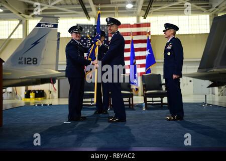 Stati Uniti Air Force capo del personale gen. David L. Goldfein passa il combattimento aereo il comando guidon a gen. James M. Holmes durante l'ACC della modifica del comando cerimonia alla base comune Langley-Eustis, Virginia, Marzo 10, 2017. Holmes ha assunto il comando dal gen. Herbert "Hawk" Carlisle, ritiratosi dopo 39 anni di servizio per la Air Force. Foto Stock