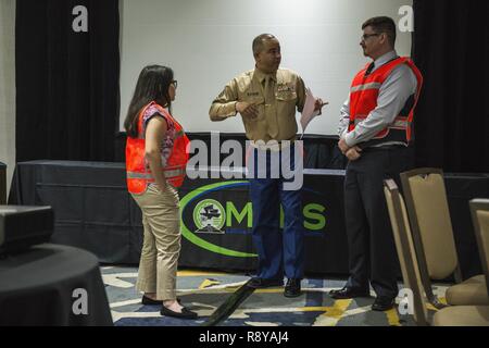 Stati Uniti Marine Corps Master Sgt. Abiud Montes, il reclutamento di sostegno ufficiale con 6 Marine Corps District conduce discussioni guidate con gli studenti che frequentano, Latinos in Science and Engineering Leadership Academy (Maes). MAES è stata fondata nel 1974 per aumentare il numero di Latinos in ingegneria, tecniche, matematica e scienza campi. La missione dell'organizzazione è quello di promuovere, coltivare e onorare l'eccellenza in materia di istruzione e di leadership tra i latinos ingegneri e scienziati. Foto Stock