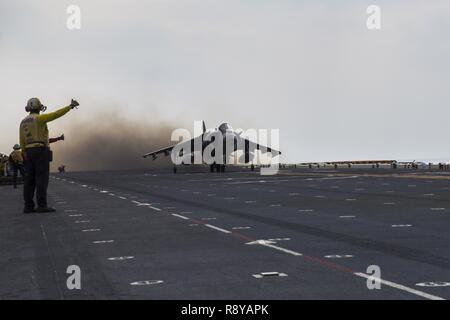 Un AV-8B Harrier appartenenti alla Marina squadrone di attacco 311, 31 Marine Expeditionary Unit prende il largo da il ponte di volo della USS Bonhomme Richard (LHD 6), nell'Oceano Pacifico, 9 marzo 2017. Marines e marinai del trentunesimo MEU imbarcata a bordo della USS Bonhomme Richard (LHD 6), parte dell'Bonhomme Richard anfibio gruppo Readiness, come parte del loro annuale primavera pattuglia dei Indo-Asia-regione del Pacifico. Il trentunesimo MEU, imbarcato sulle navi anfibie del Expeditionary Strike gruppo 7, ha la capacità di rispondere a situazioni di crisi o di contingenza con un preavviso di pochi istanti. Foto Stock