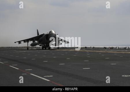 Un AV-8B Harrier appartenenti alla Marina squadrone di attacco 311, 31 Marine Expeditionary Unit prende il largo il ponte di volo della USS Bonhomme Richard (LHD 6), nell'Oceano Pacifico, 9 marzo 2017. Marines e marinai del trentunesimo MEU imbarcata a bordo della USS Bonhomme Richard (LHD 6), parte dell'Bonhomme Richard anfibio gruppo Readiness, come parte del loro annuale primavera pattuglia dei Indo-Asia-regione del Pacifico. Il trentunesimo MEU, imbarcato sulle navi anfibie del Expeditionary Strike gruppo 7, ha la capacità di rispondere a situazioni di crisi o di contingenza con un preavviso di pochi istanti. Foto Stock