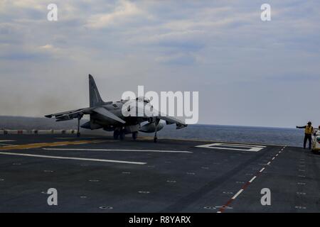 Un AV-8B Harrier appartenenti alla Marina squadrone di attacco 311, 31 Marine Expeditionary Unit prende il largo il ponte di volo della USS Bonhomme Richard (LHD 6), nell'Oceano Pacifico, 9 marzo 2017. Marines e marinai del trentunesimo MEU imbarcata a bordo della USS Bonhomme Richard (LHD 6), parte dell'Bonhomme Richard anfibio gruppo Readiness, come parte del loro annuale primavera pattuglia dei Indo-Asia-regione del Pacifico. Il trentunesimo MEU, imbarcato sulle navi anfibie del Expeditionary Strike gruppo 7, ha la capacità di rispondere a situazioni di crisi o di contingenza con un preavviso di pochi istanti. Foto Stock