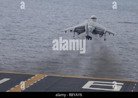 Un AV-8B Harrier appartenenti alla Marina squadrone di attacco 311, 31 Marine Expeditionary Unit prende il largo da il ponte di volo della USS Bonhomme Richard (LHD 6), nell'Oceano Pacifico, 10 marzo 2017. Marines e marinai del trentunesimo MEU imbarcata a bordo della USS Bonhomme Richard (LHD 6), parte dell'Bonhomme Richard anfibio gruppo Readiness, come parte del loro annuale primavera pattuglia dei Indo-Asia-regione del Pacifico. Il trentunesimo MEU, imbarcato sulle navi anfibie del Expeditionary Strike gruppo 7, ha la capacità di rispondere a situazioni di crisi o di contingenza con un preavviso di pochi istanti. Foto Stock