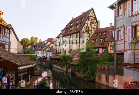 Bellissima vista del centro storico di Colmar, conosciuta anche come la piccola Venezia. Incredibile tradizionali case colorate situato in posizione idilliaca fiume Lauch, Colmar Foto Stock