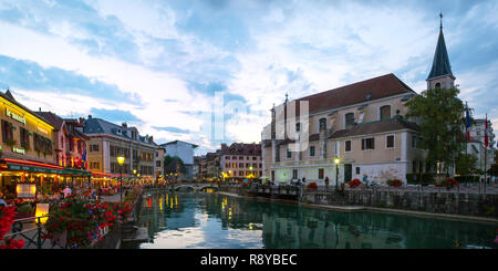 Guardando lungo le Thiou fiume in Annecy Francia a tarda sera. La zona ha molti bar, ristoranti e caffè ed è molto popolare attrazione turistica. Foto Stock