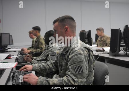 La Georgia GARRISON TRAINING CENTER, Fort Stewart, Ga., 6 marzo 2017 -- soldati iniziare la digitazione durante il saggio evento, quali prove dei soldati dell esercito generale la conoscenza e la loro applicazione dell'esercito stile di scrittura. Foto Stock